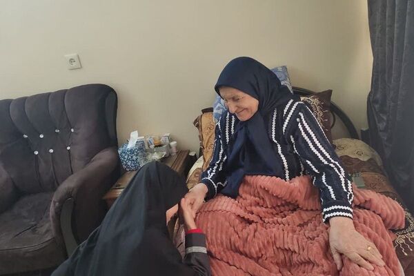  دیدار دانش‌آموزان  پیشتاز دبیرستان پویش دماوند با مادر شهید محمدخانی 