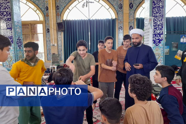 اعتکاف دانش‌آموزان دبیرستان شاهد شهید زرین کلاه شهرستان اقلید در مسجد امام حسین (ع)