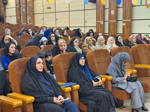 گرامیداشت معلمان و فارغ‌التحصیلان در دبیرستان شهید بابایی