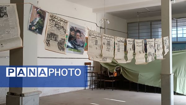 آماده‌سازی نمایشگاه انقلاب به‌‎مناسبت دهه فجر در دبیرستان شاهد ابوذر غفاری نیشابور 