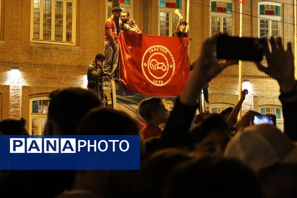 شادی مردم ارومیه از قهرمانی تیم فوتبال تراکتور