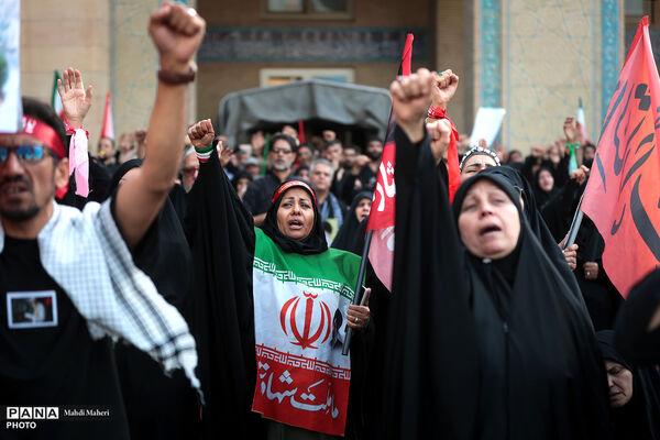 اقامه نماز بر پیکر مطهر رهبر شهید انقلاب و شهدای خانواده ایشان-2