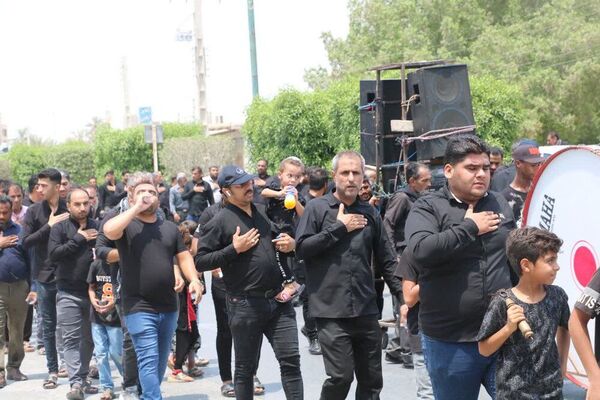 دسته‌روی عزاداران شهرستان بندرخمیر در آیین تاسوعای حسینی