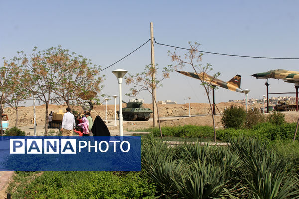حضور گردشگران روز طبیعت در محوطه باغ‌موزه دفاع مقدس قم
