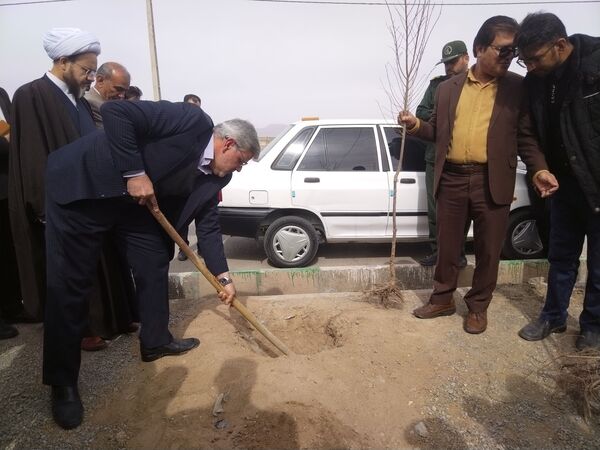 مراسم درخت کاری در مدرسه پویندگان فرهنگ شهرستان خلیل آباد 