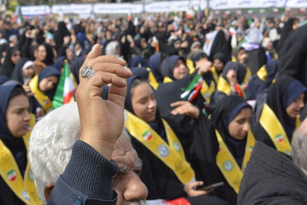 حماسه دانش‌آموزان اسلامشهر در ۲۲بهمن