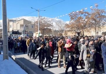حضور پرشور مردم در راهپیمایی ۲۲ بهمن شهر رزوه چادگان
