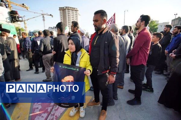 عزاداری مردم مشهد به مناسبت شهادت خادم الرضا(ع)، آیت الله رئیسی و همراهان ایشان