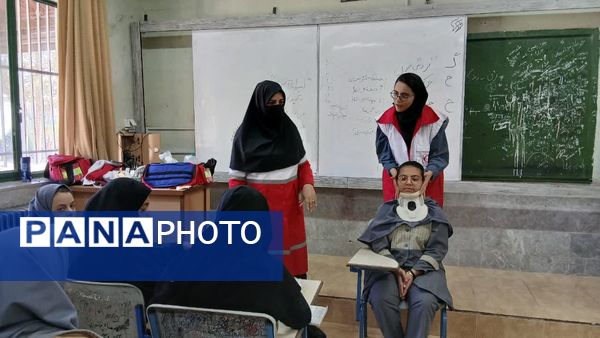 آموزش کمک‌های اولیه مانور زلزله به دانش‌آموزان دبیرستان شهید دهقان