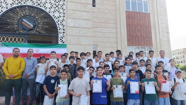 تجلیل‌ از دانش آموزان برتر دبیرستان پسرانه آوینی ۲ در سرای مهر و ادب 