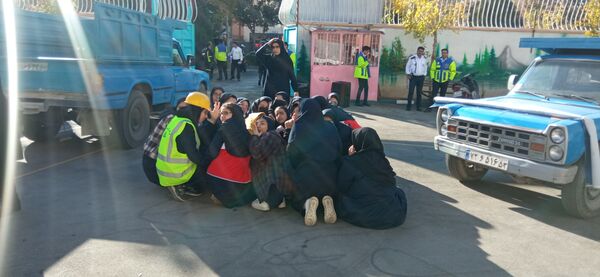نواخته شدن بیست و ششمین زنگ نمادین استانی مانور زلزله در مدرسه شاهد ظهور آموزش و پرورش ناحیه یک