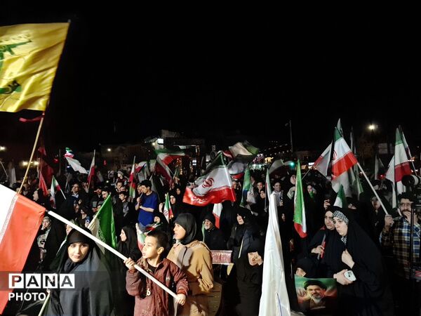 مردم شریف مشهد با شعار " هوا فضای سپاه، بزن به کاخ سیاه"  تاریکی شب‌ را روشن کردند