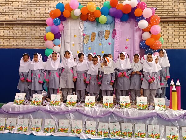 جشن شکوفه‌ها در دبستان زهره براتیان