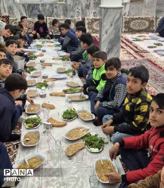  محفل انس با قرآن وضیافت افطاری در آموزشگاه شهید غلامپور زاوین