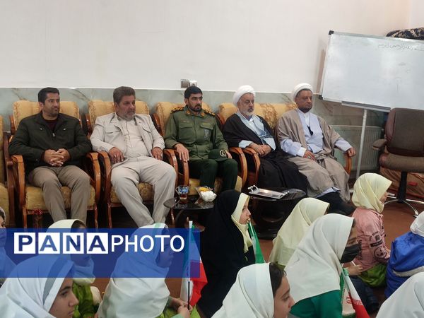 جشن انقلاب در دبستان شکوفه‌های انقلاب