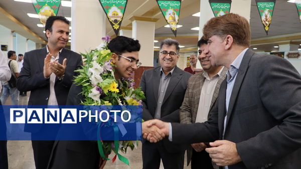 مراسم استقبال از علیرضا احمدی دانش‌آموز مدال‌آور و افتخار آفرین المپیاد جهانی اقتصاد متوسط در بوشهر