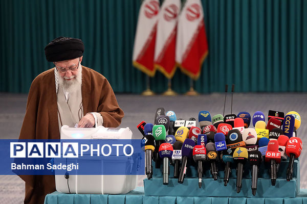 حضور رهبر معظم انقلاب در رای گیری مرحله‌ دوم انتخابات مجلس
