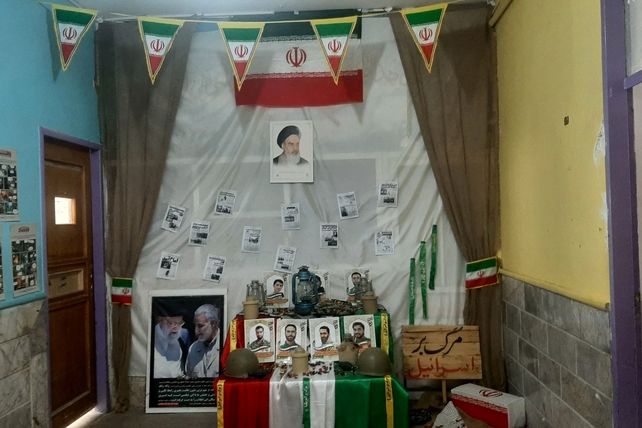 گشایش نمایشگاه «ایرانمون» در دبیرستان نیایش با بازارچه دانش آموزی