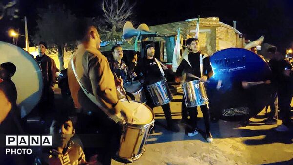اجتماع شبانه مردم و مراسم زنجیر زنی هیئت حسینی مهدی آباد خلیل آباد 