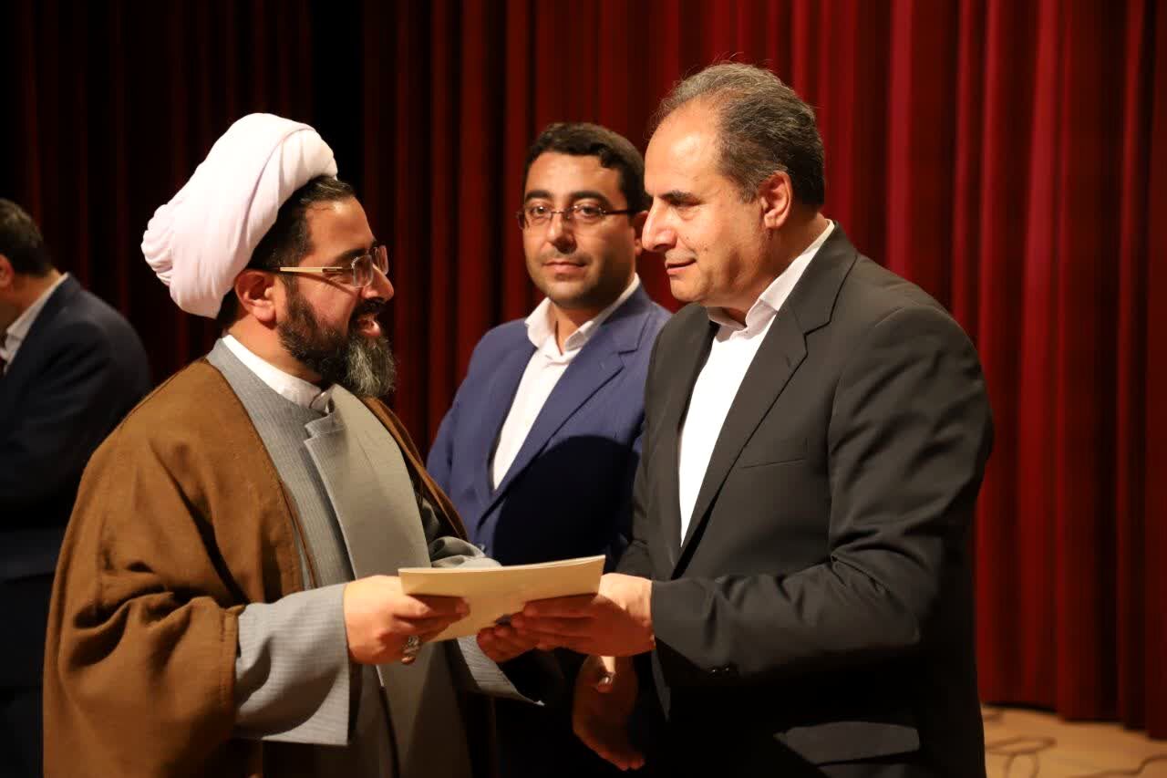 آیین نکوداشت منتخبین مرحله استانی چهل و سومین دوره مسابقات فرهنگی و هنری فردا