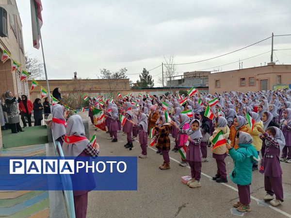 زنگ انقلاب و فضاسازی مدرسه زنده یاد نوحی به مناسبت دهه فجر 