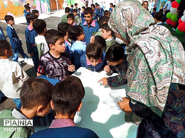 جشن آغاز سال تحصیلی و «روز پرچم» در مدرسه معراج منطقه ۱۰ تهران