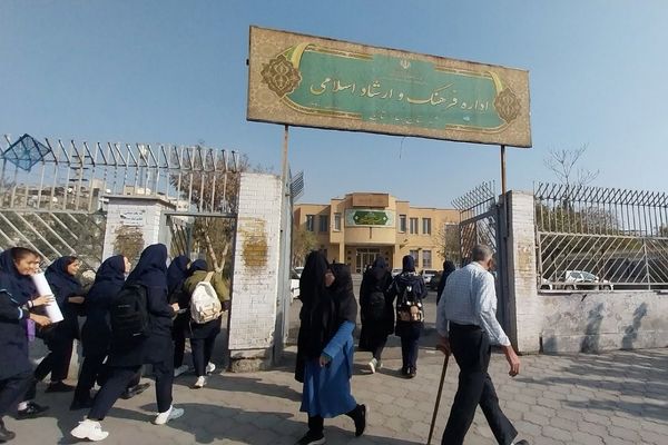 بازدید دانش‌آموزان از کتابخانه فرهنگسرای قلم در بهارستان‌دو