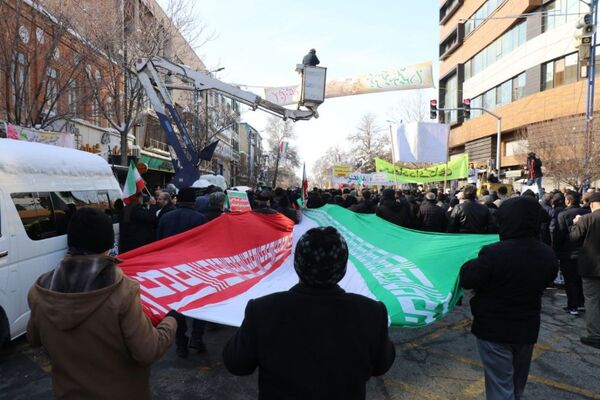 حضور گسترده کودکان و نوجوانان ارومیه‌ای در راهپیمایی ۲۲ بهمن