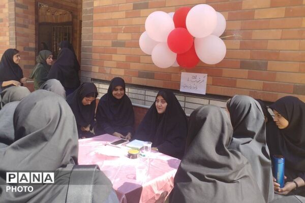 تپش زندگی در بین دانش‌آموزان دبیرستان عفت آهنگری 