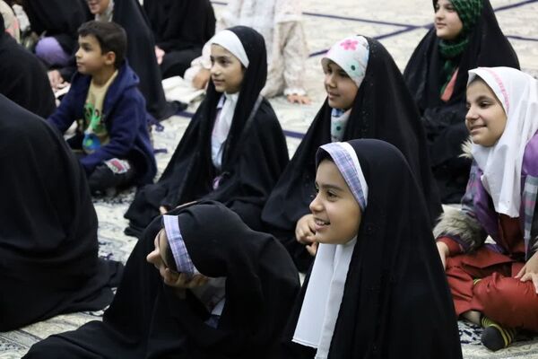 ضیافت افطاری جمعی از دانش‌آموزان با امام جمعه یزد 