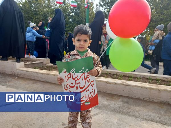 جلوه‌ای از همراهی اقشار مختلف مردم در راهپیمایی سالروز انقلاب بختگان