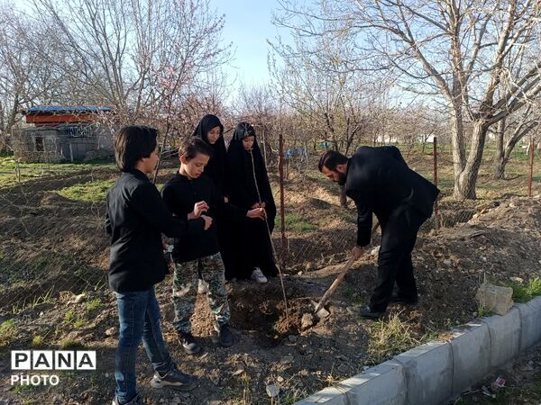 کاشت نهال امید در مریانج؛ ادای احترام به امام شهید و شهدای میناب