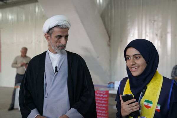 حضور پرشور دانش‌آموزان عضو سازمان دانش‌آموزی در نمازجمعه اصفهان