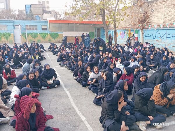 جشن تقدیر پیشتازان برگزیده پویش بوسه بر دستان مادر در دبیرستان دخترانه انقلاب اسلامی 
