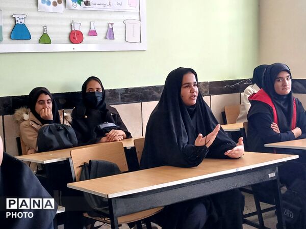 نشست دانش آموزان دبیرستان مادر مهربان خلیل آباد با مشاور اجرایی مدیر آموزش و پرورش