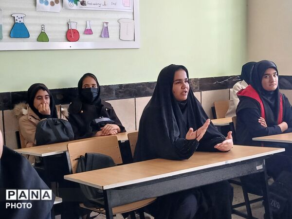 نشست دانش آموزان دبیرستان مادر مهربان خلیل آباد با مشاور اجرایی مدیر آموزش و پرورش