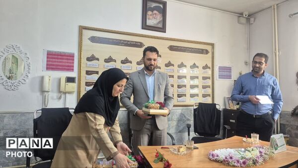  تقدیر از مدیریت دبیرستان دخترانه شهید بصیر با حضور کارشناسان متوسطه اول