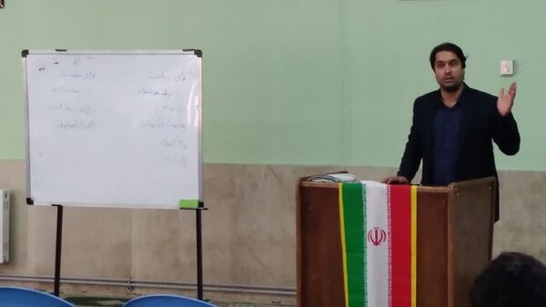 جلسه‌ مشاوره‌ای و توجیهی کنکور در دبیرستان معلم ساوجبلاغ