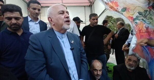 مراسم خاکسپاری استاد فرشچیان با حضور مسئولان ملی و کشوری در استان اصفهان