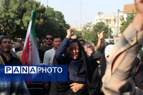 جلوه‌های حماسی از حضور نوجوانان قمی در مراسم تشییع شهدا 