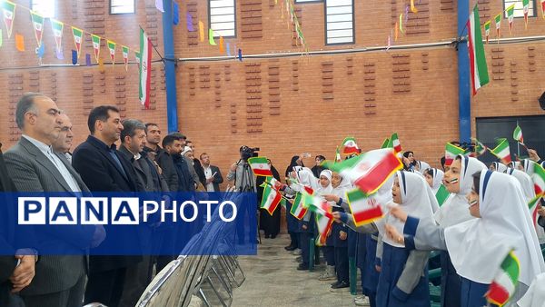 نواخته شدن زنگ انقلاب اسلامی توسط استاندار اصفهان