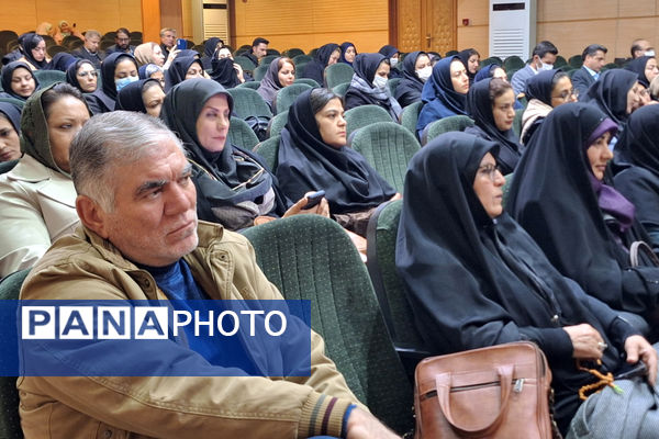 آیین تقدیر از انجمن‌های اولیا و مربیان برتر و تبیین فرآیند انتخابات شورای انجمن اولیا و مربیان ناحیه یک شیراز 