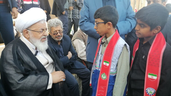 حضور دانش‌آموزان دبستان پسرانه احمد کاظمی ۱ در راهپیمایی ۱۳ آبان
