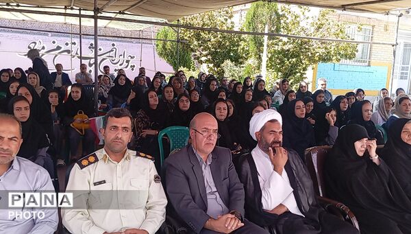 نواختن زنگ جوانه ها با یاد شهدای دانش آموز 