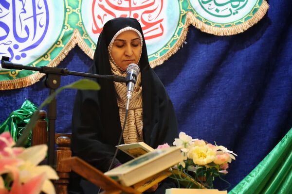 محفل انس با قرآن بانوان به‌مناسبت دهه فجر در امامزاده عباس بن موسی (ع)