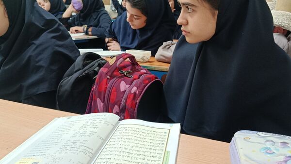 آزمون تلاوت قرآن دانش‌آموزان دبیرستان تیمسار فلاحی ناحیه یک کرج 