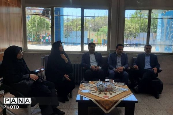 بازدید مدیر آموزش و پرورش ناحیه دو شهرری از دبستان شهید چمران