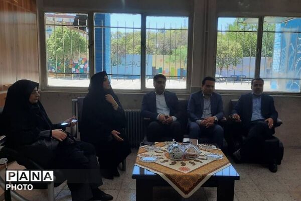 بازدید مدیر آموزش و پرورش ناحیه دو شهرری از دبستان شهید چمران