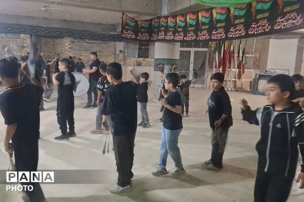 آیین زنجیرزنی نوجوانان شیرازی در عزای سیدالشهدا(ع)