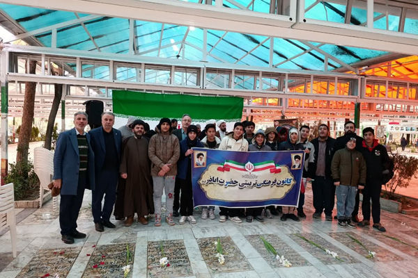 مزار شهدای گروه سرود دانش‌آموزی بمباران هوایی قم گلباران شد